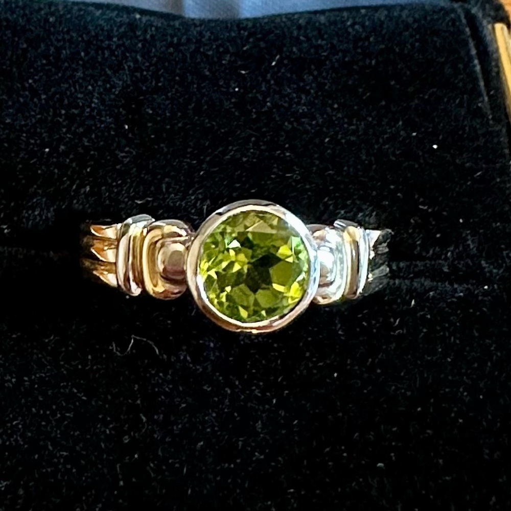 Beautiful 14k peridot ring, size 6.5